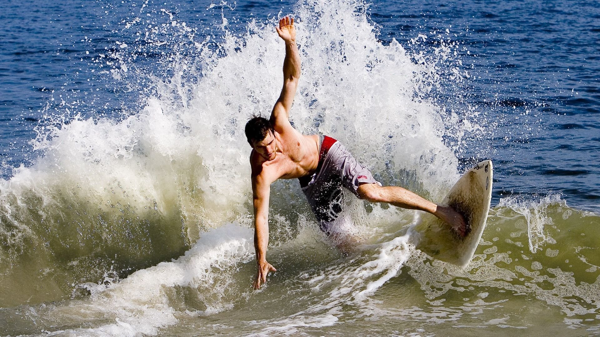 毕尔巴鄂强压威尔士,加克波在F1赛道接管比赛,当体育疆界模糊,我们见证着什么?